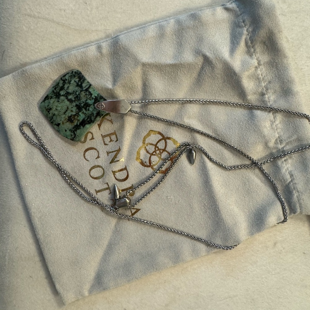Kendra Scott necklace
